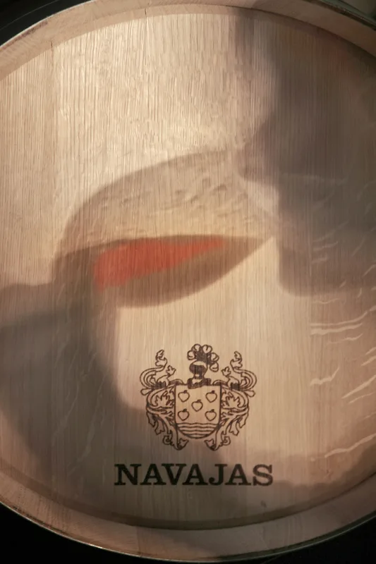Fatgavel med Navajas vapen och skuggan av ett vinglas